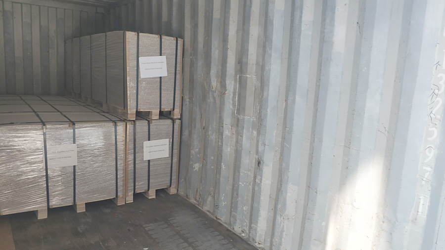 We load goods and export magnesium oxide board to Malaysia